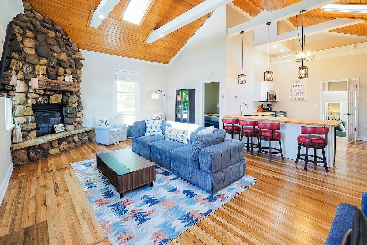 Schoolhouse Stay -  Pet Friendly | Game Room