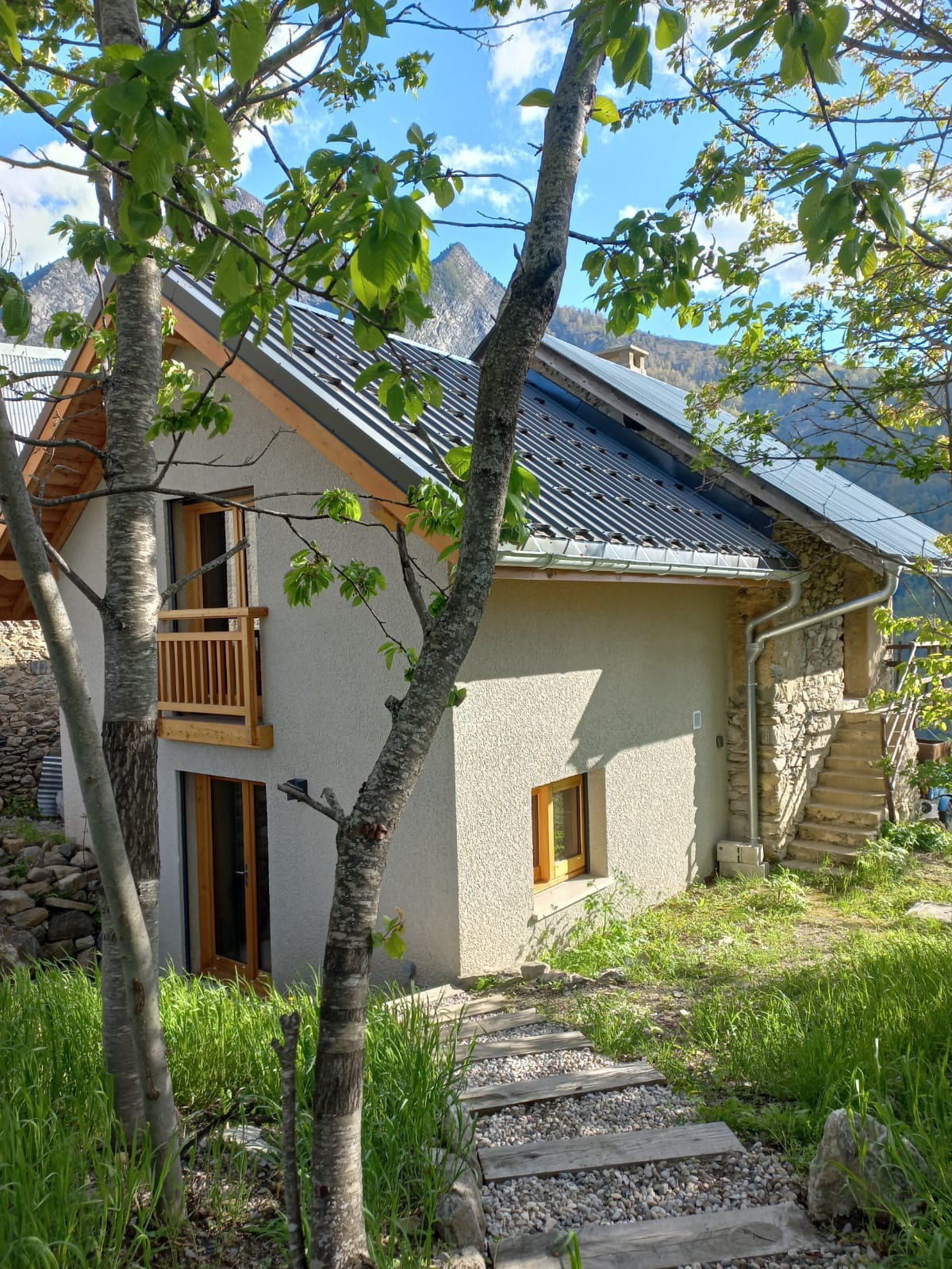 40平方米的度假木屋，位于安静的村庄，靠近度假村