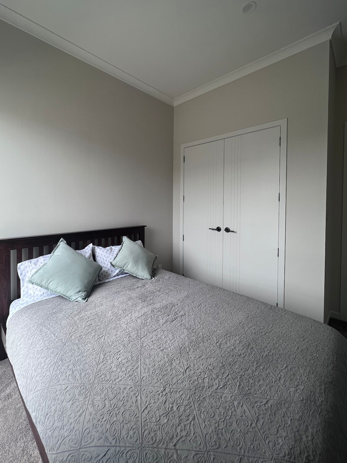 Cosy Room in a Brand New House off Red Hills Road