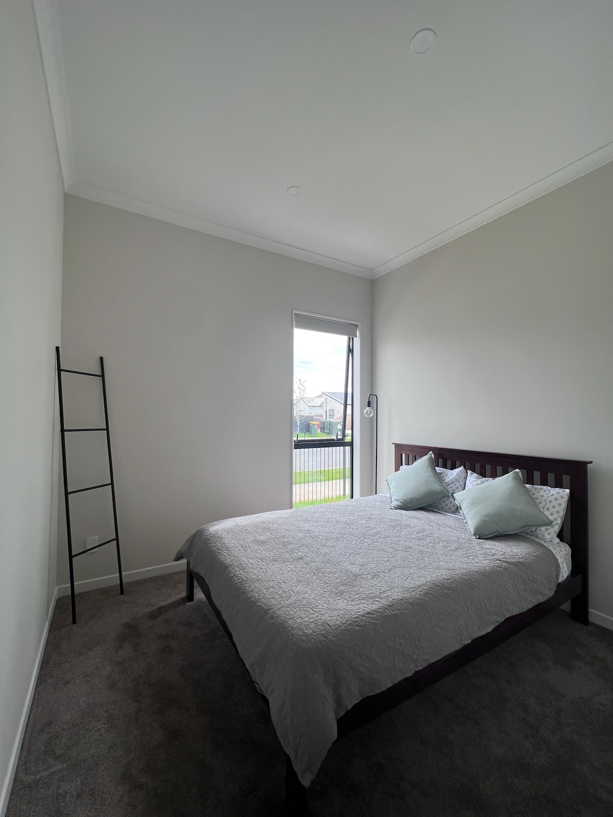 Cosy Room in a Brand New House off Red Hills Road