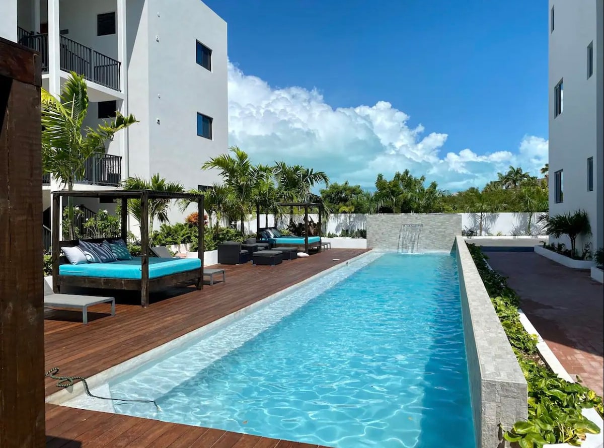 Luxury 2 Bedroom - Central Grace Bay