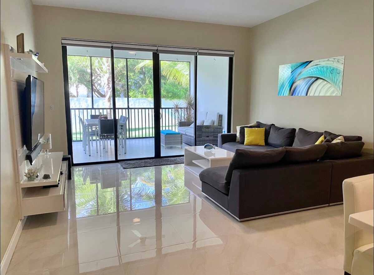 Luxury 2 Bedroom - Central Grace Bay