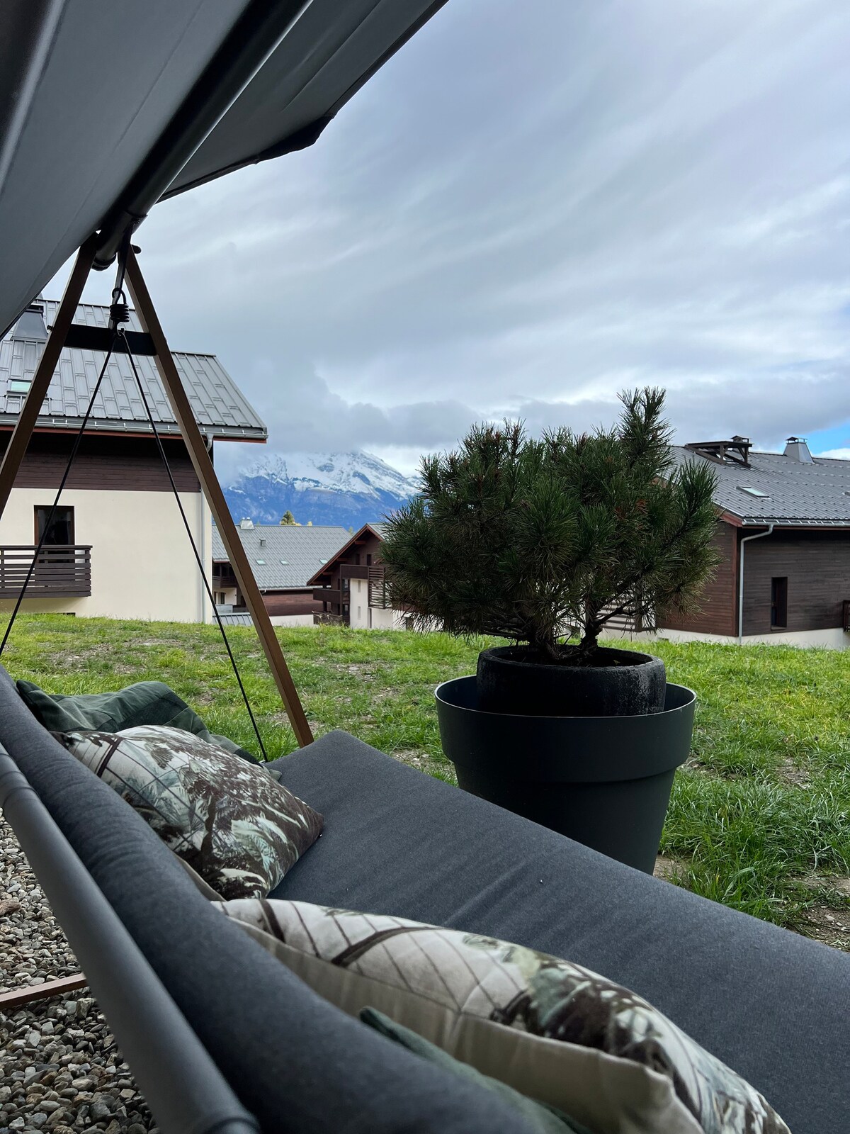 Beau rez-de-jardin NEUF et piscine vue Mont-Blanc