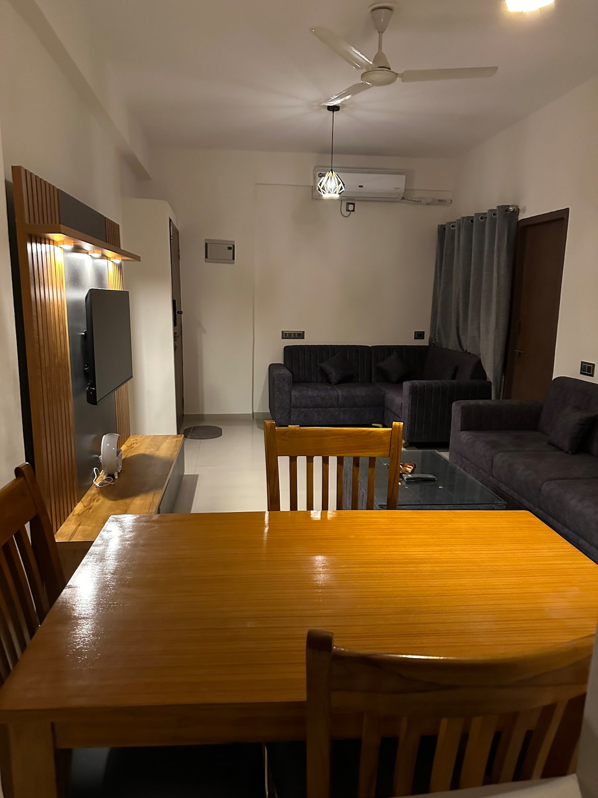 Brand new Entire 2BHK Appartment with WFH space.