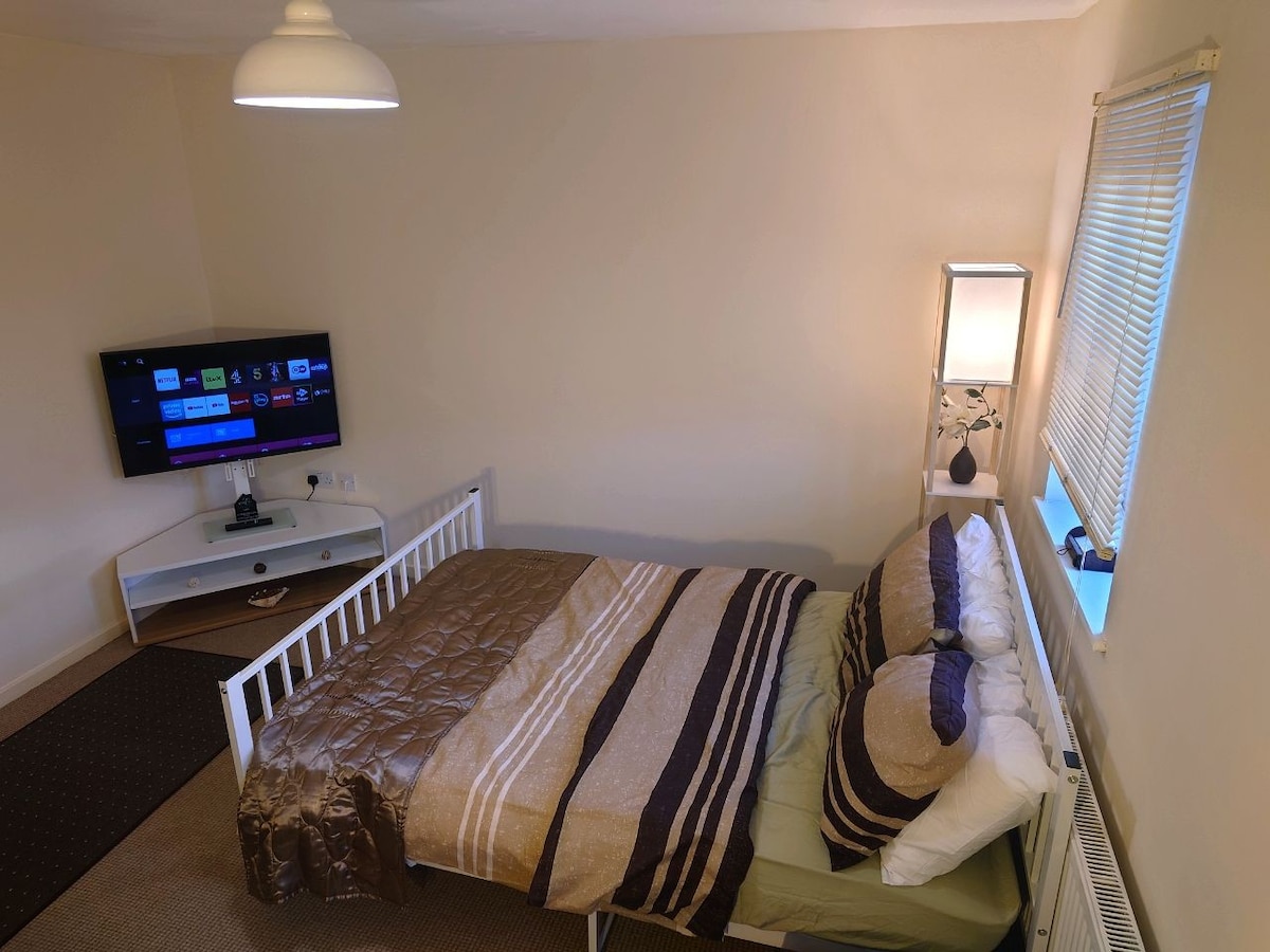Spacious Room - Double Bed & Dining