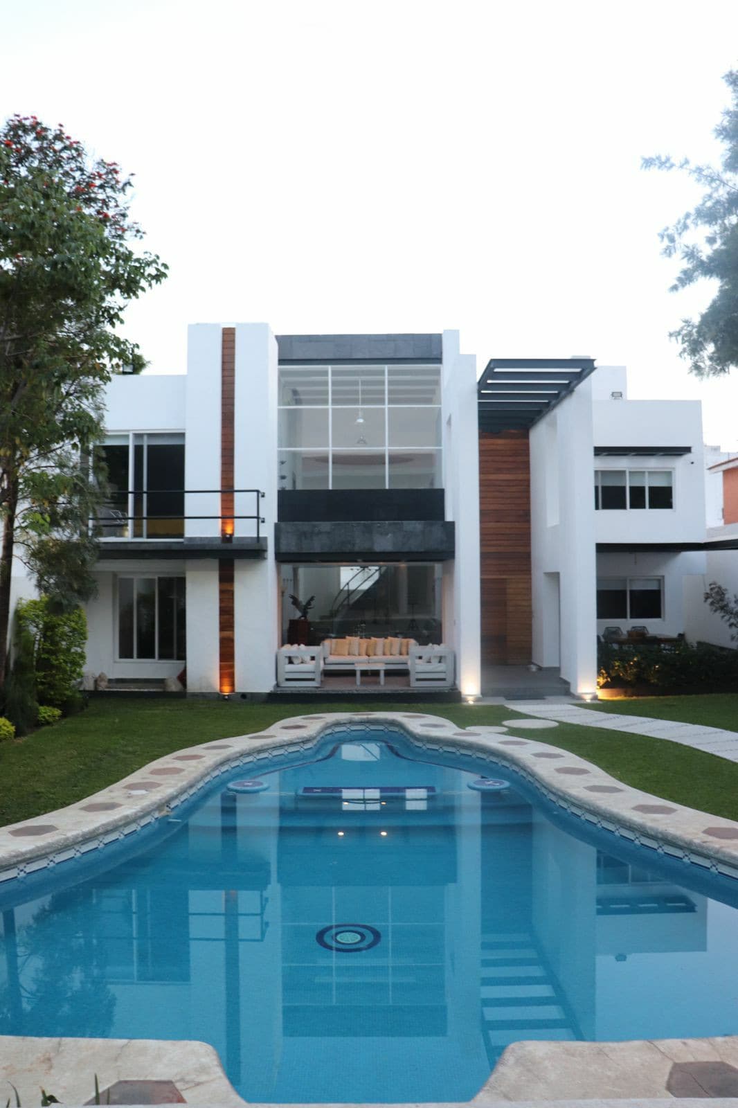 Hermosa casa moderna con alberca y finos acabados