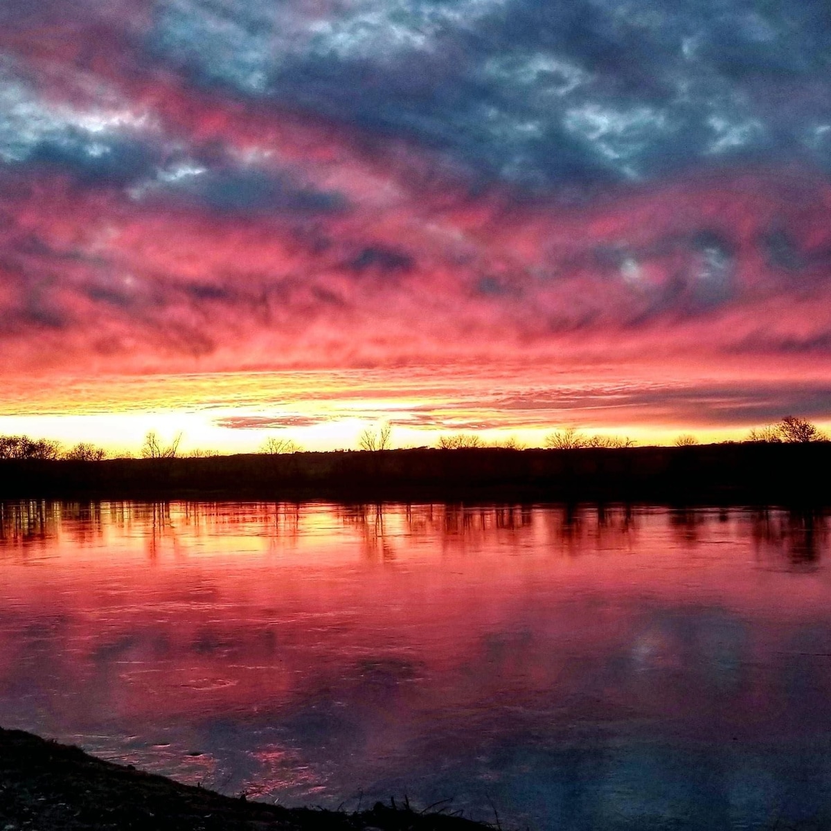 Waterfront Sunset Cabin w/ Patio & Firepit- 2 bdrm