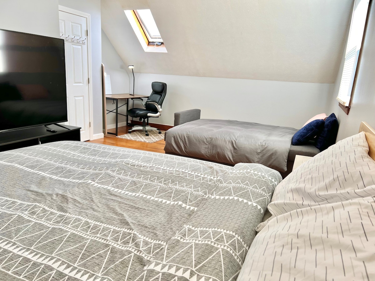 舒适的标准双人床/大电视/空调/沙发床和工作空间