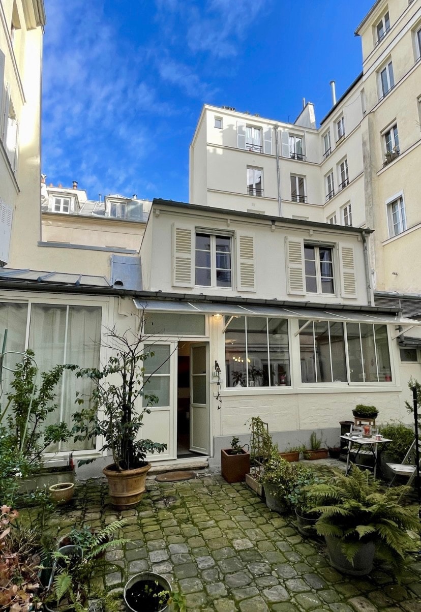 Parisian atelier-house near Montmartre (55 sq m.)
