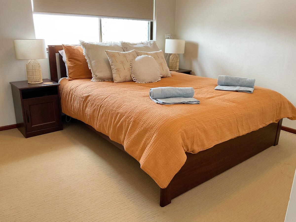 Unit 150m to beach! Queen bed, Mandurah