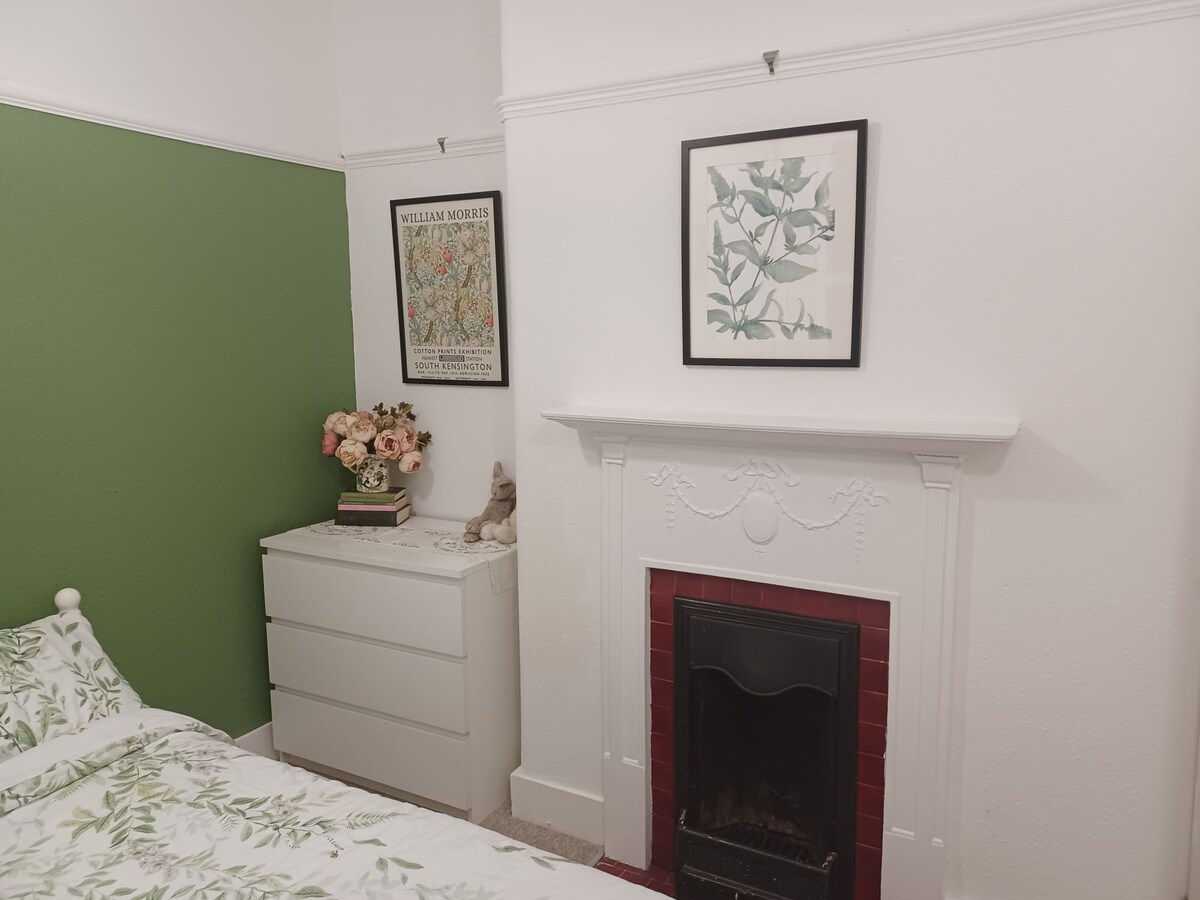 Cosy double room in West London