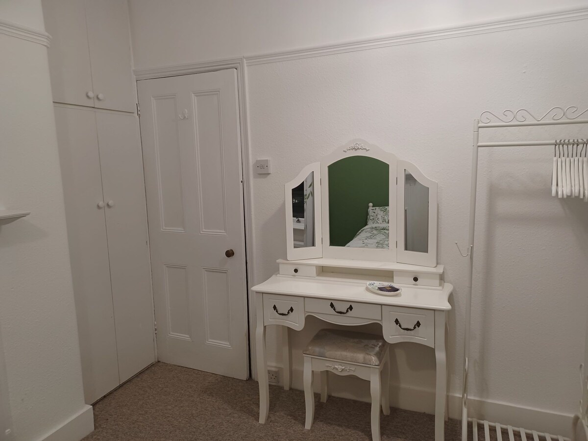 Cosy double room in West London