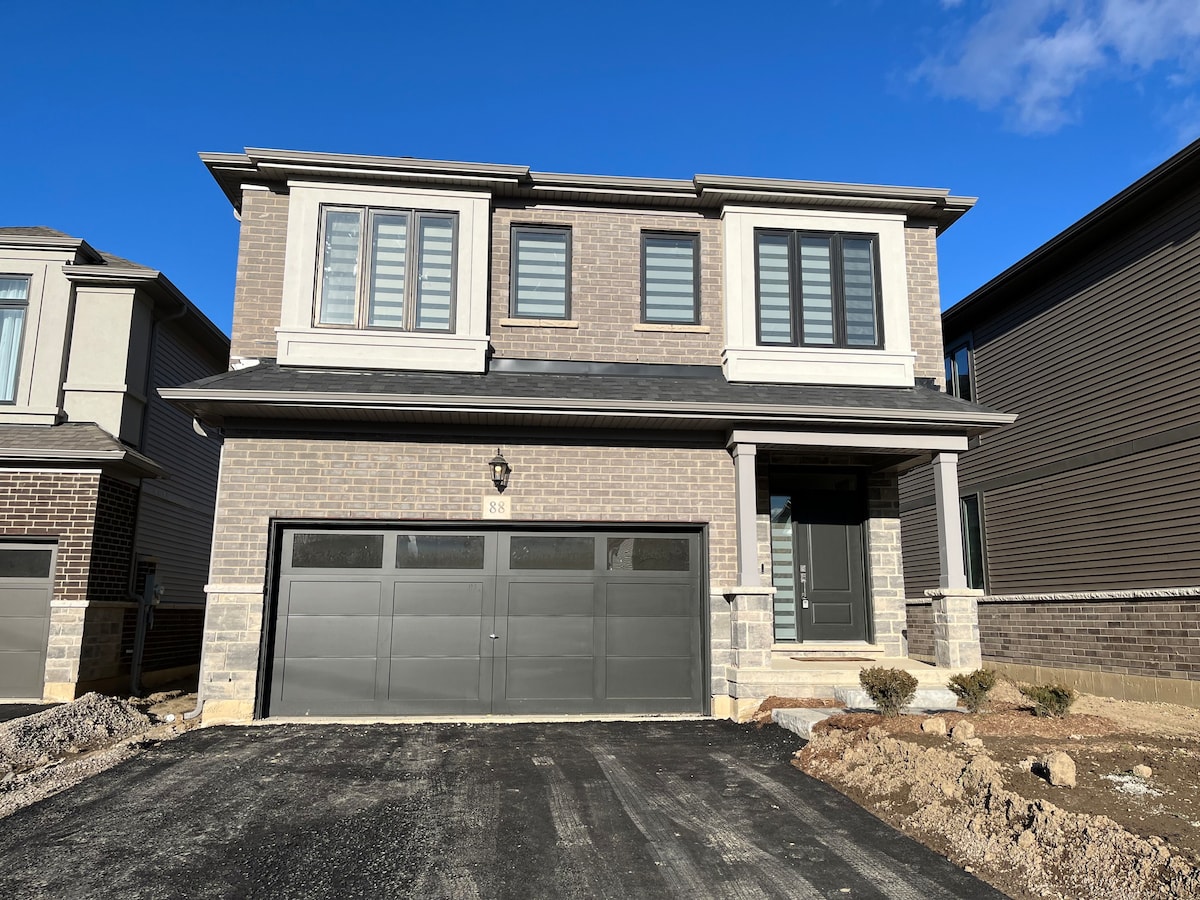 Brand New Stylish 4-Bedroom Home near the Airport!