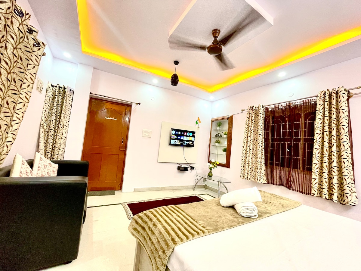 Relaxing king bed suite with free internet&parking