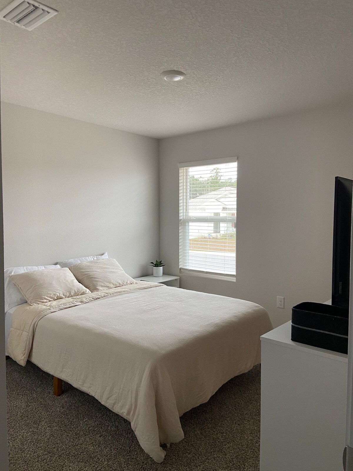Charming New Room with Queen Near I-10