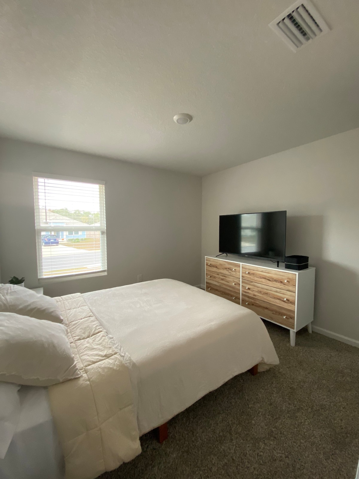 Charming New Room with Queen Near I-10