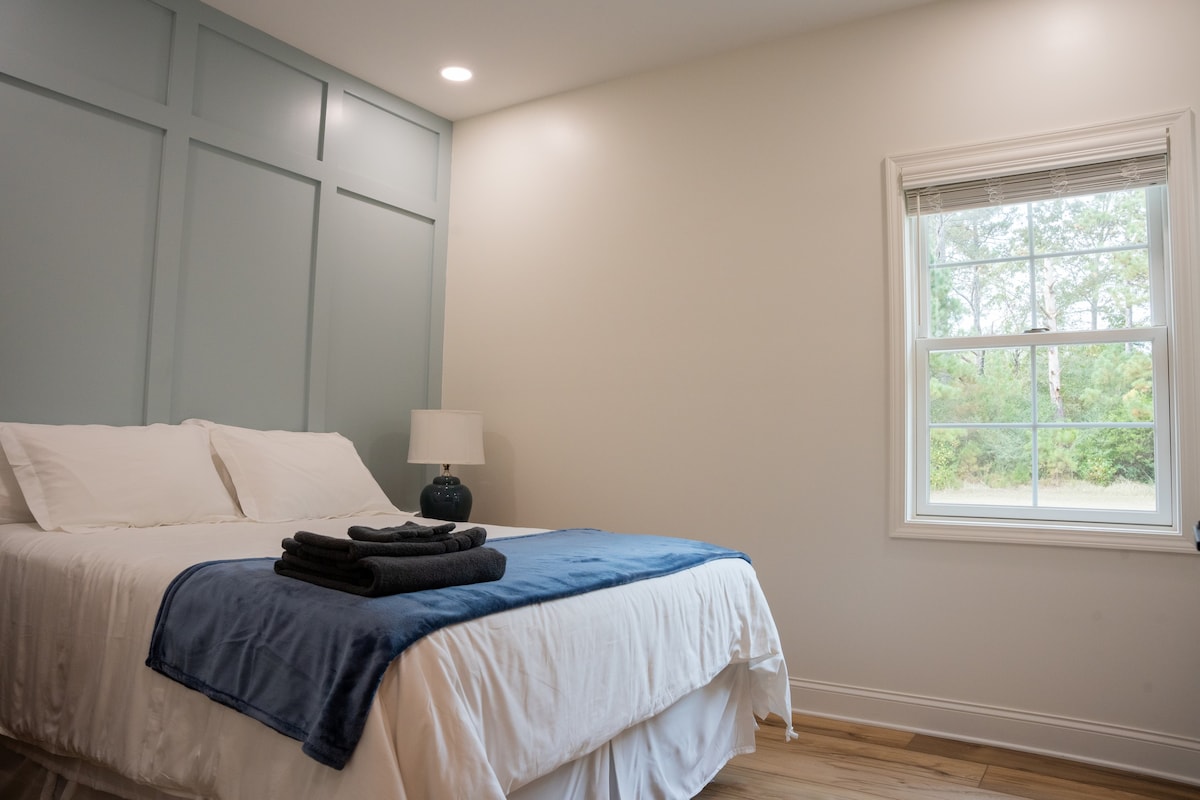 Private Bedroom and Bathroom, New Build, Pool!