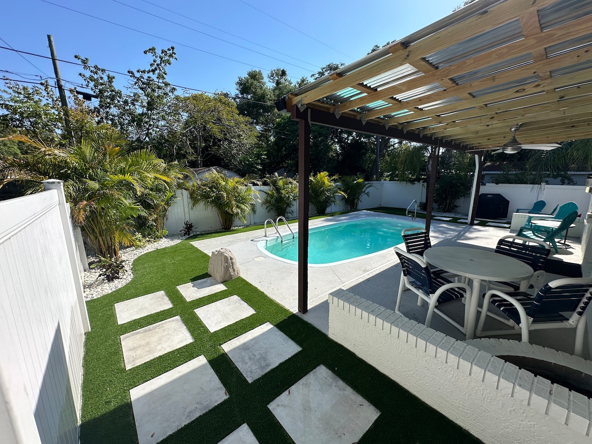 Private pool, Golf Cart, Completely Renovated!
