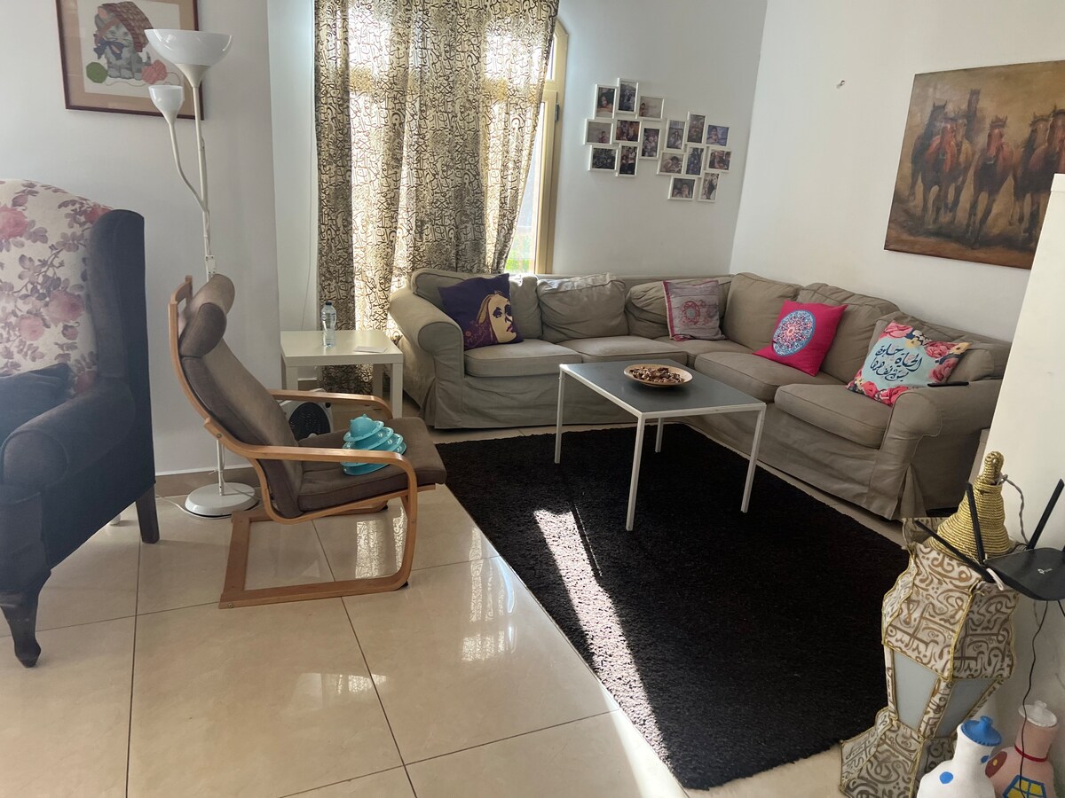 3 bedroom apt excellent location near to malls