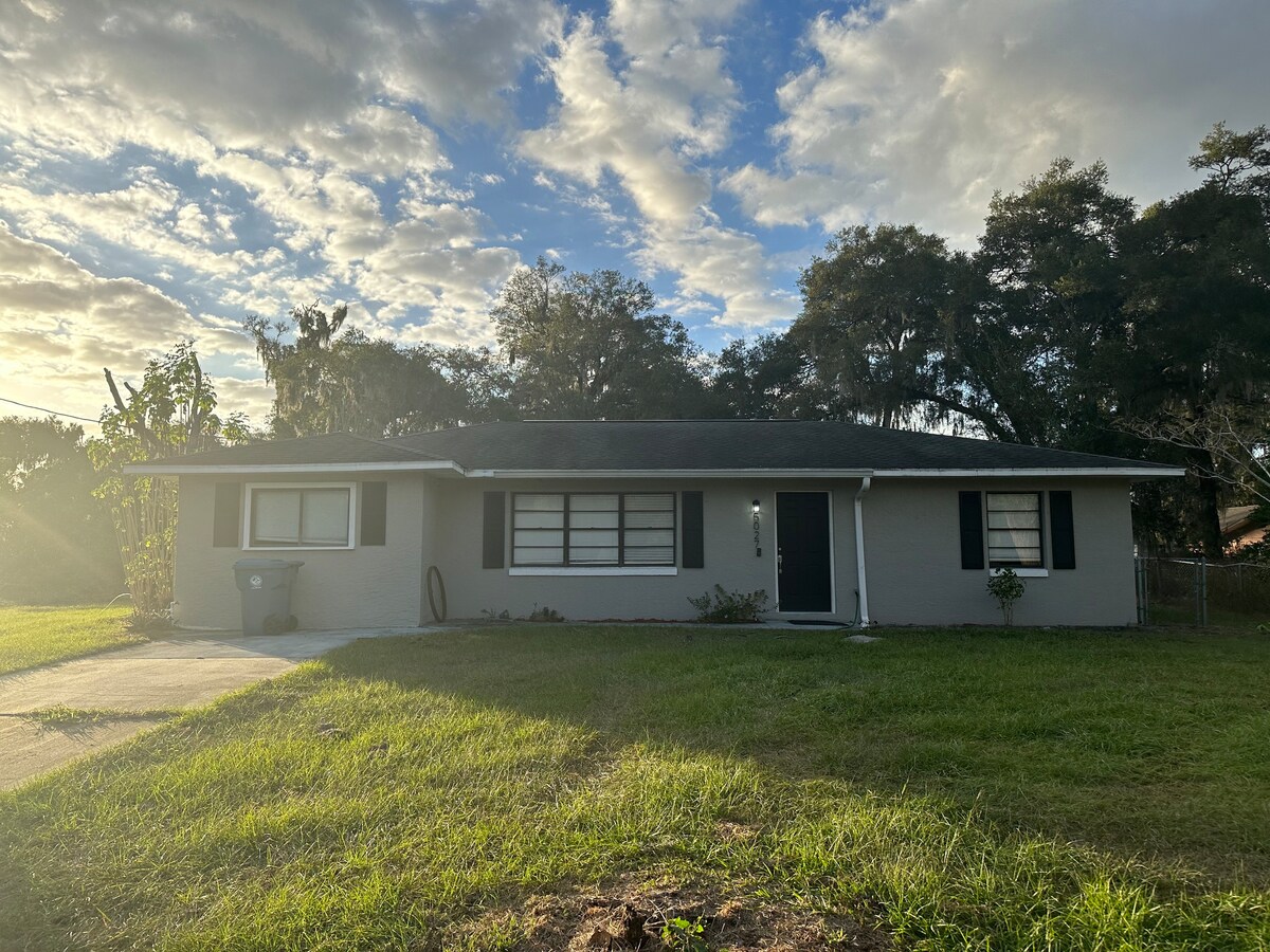 Small-town home 45 mins from Tampa or Orlando