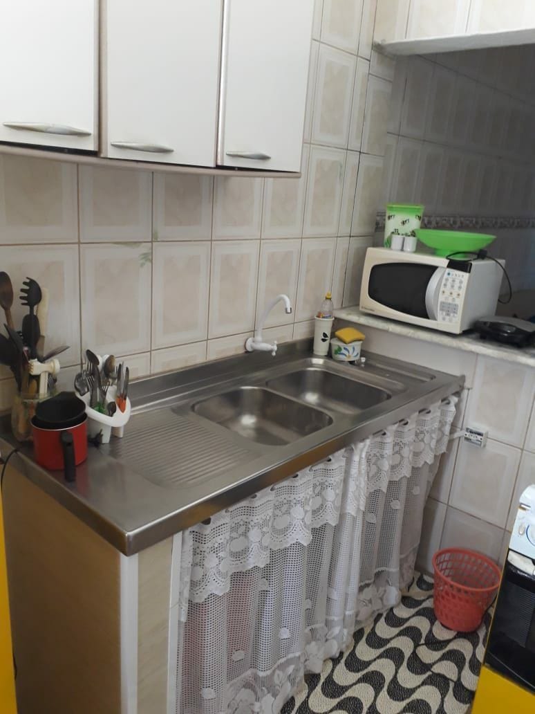 瓜鲁雅（ Guarujá ）家具齐全的小厨房