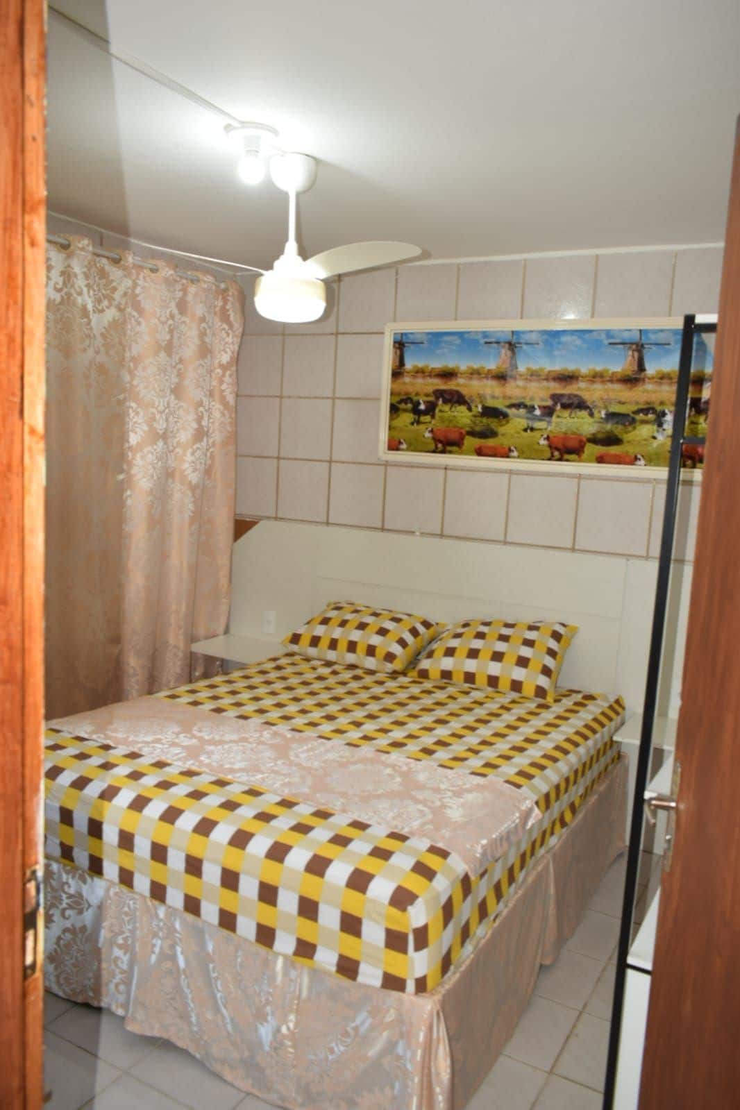 Queen bed, family/Friends, upto 4 persons