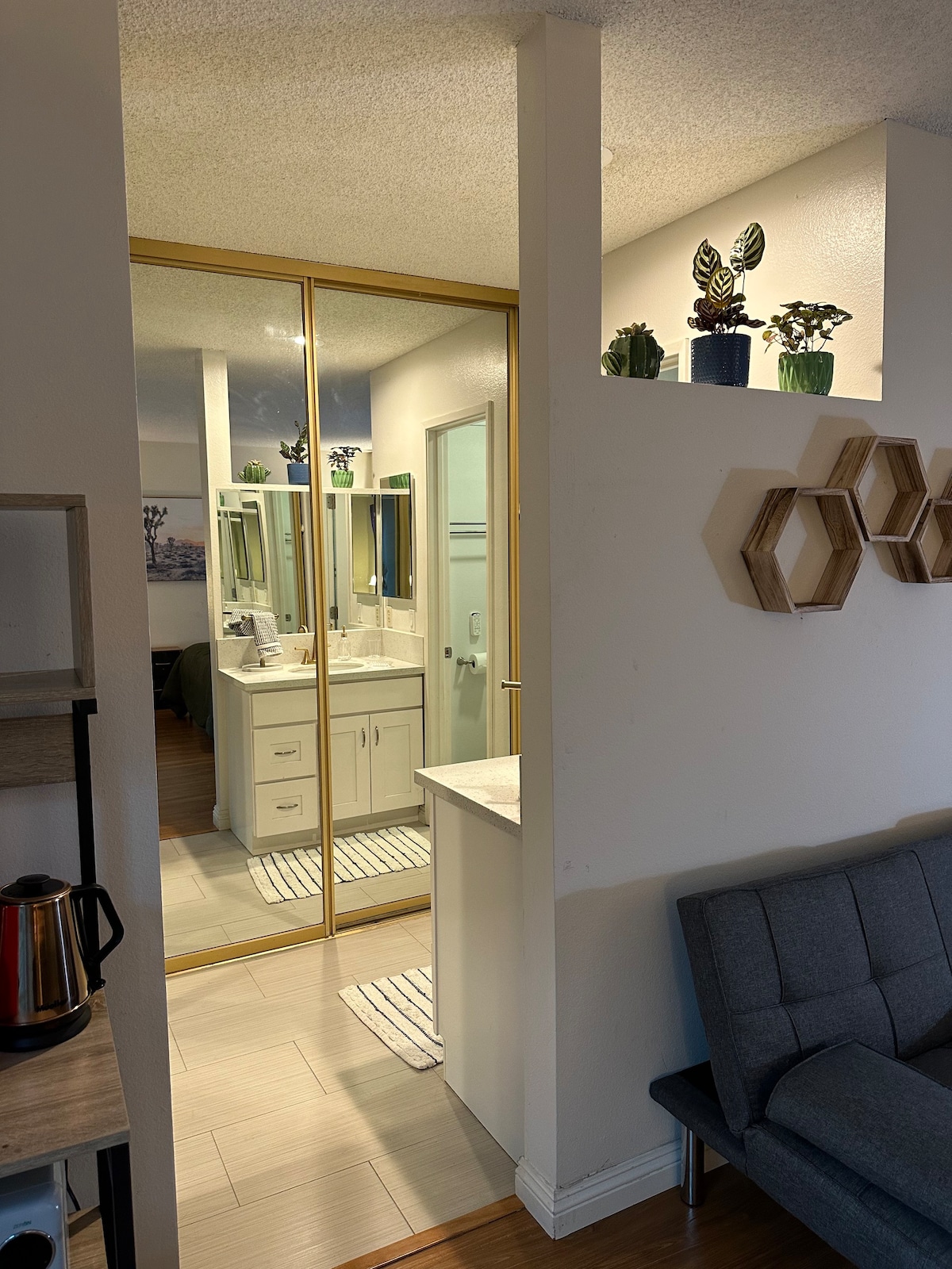 Private room/studio, bath & entrance