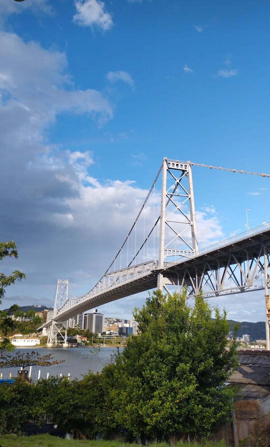 Ponte Hercílio Luz, Sol e Mar.