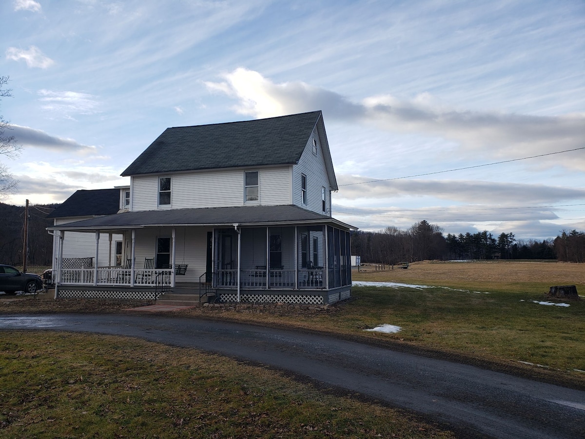 Newly Renovated Private Comfy Farmhouse