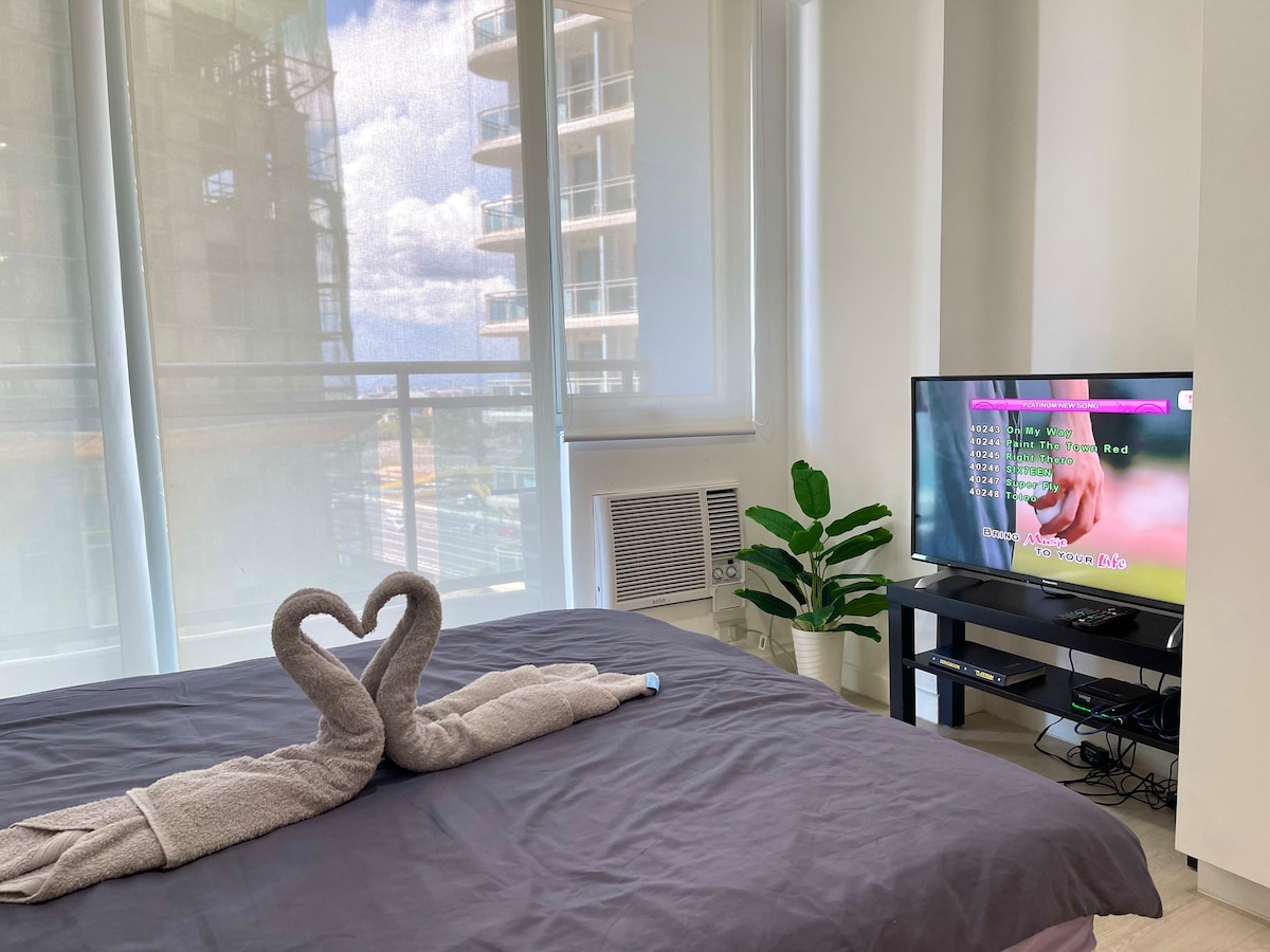 1 Bedroom Beach Condo in Azure w Karaoke & Netflix