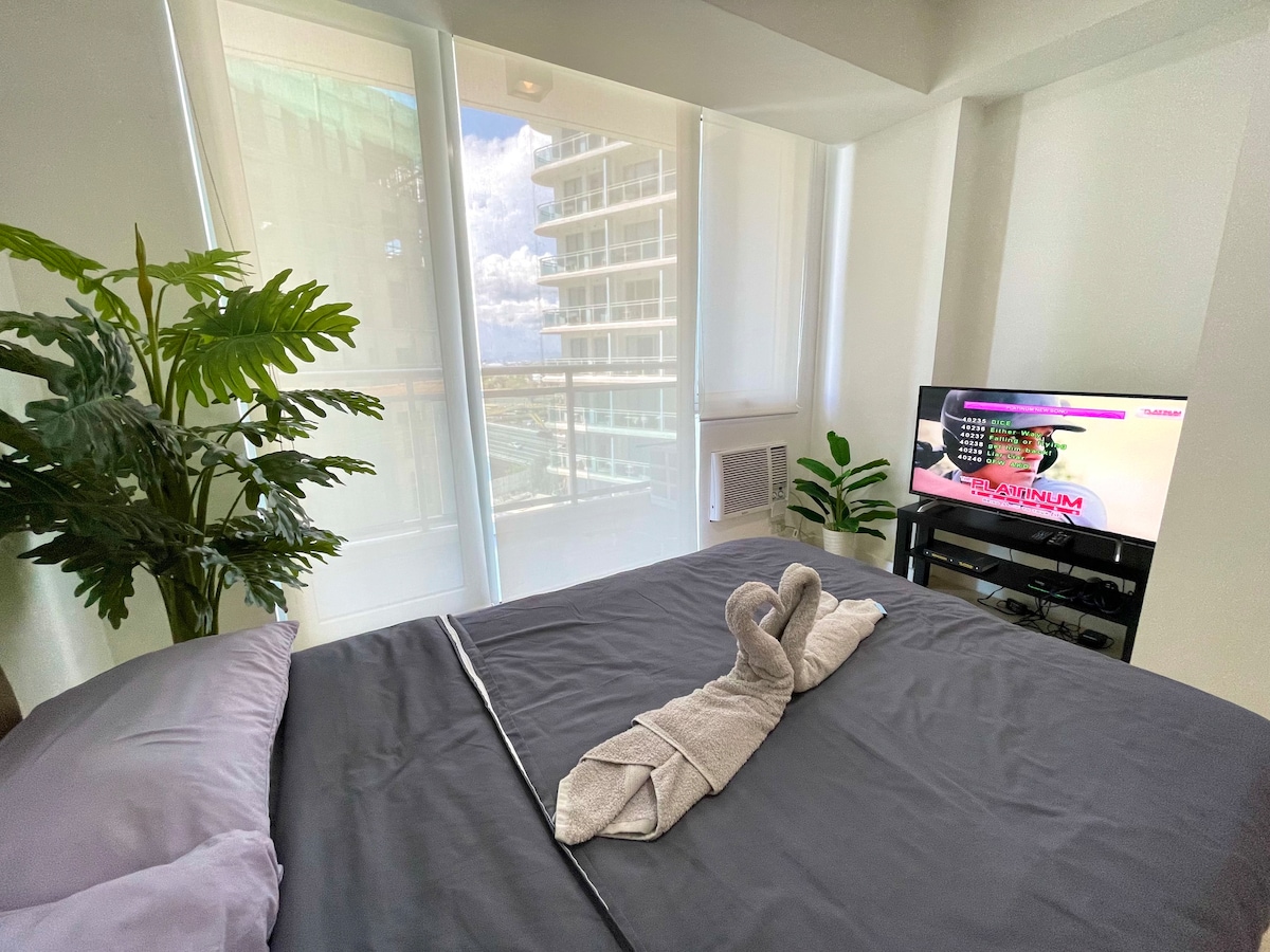 1 Bedroom Beach Condo in Azure w Karaoke & Netflix