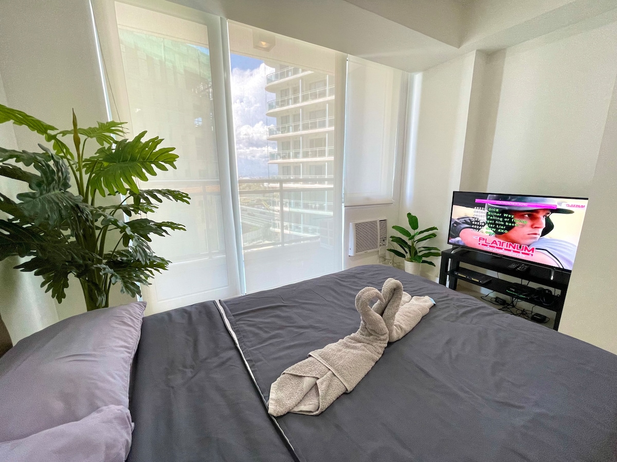 1 Bedroom Beach Condo in Azure w Karaoke & Netflix