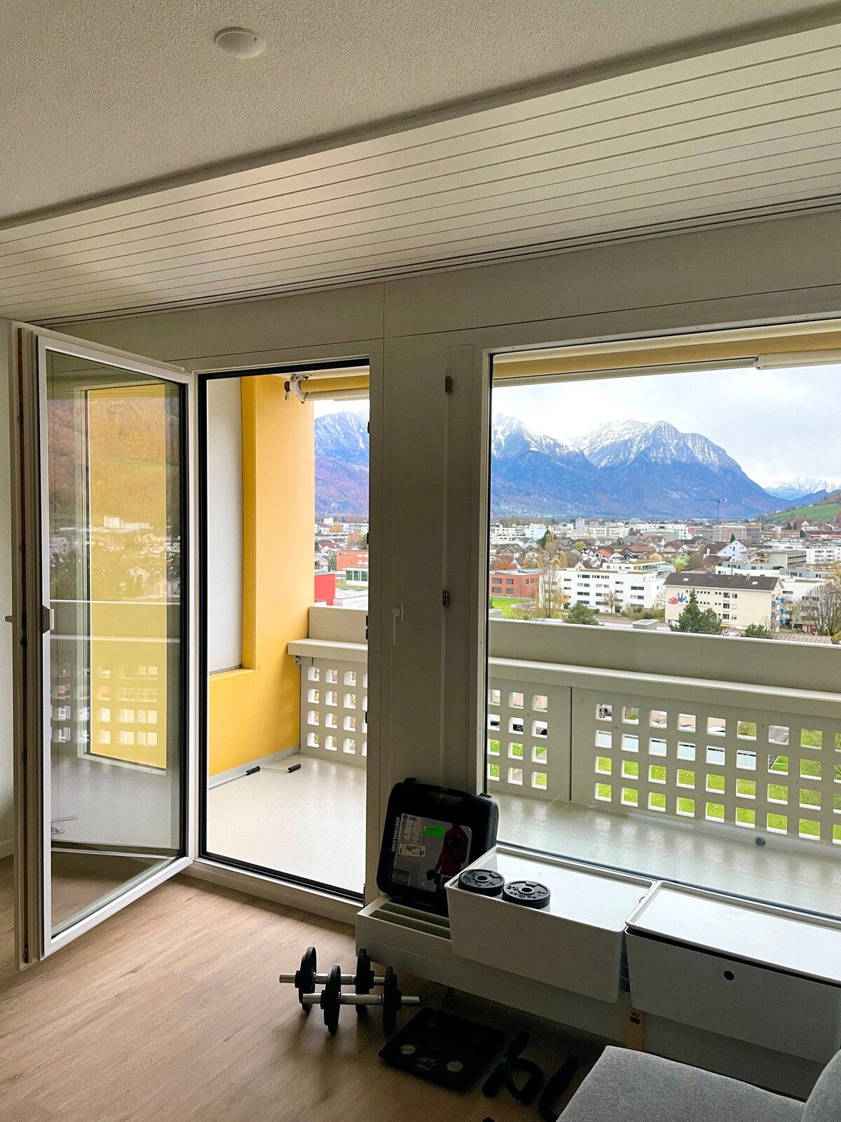 Sunny apartment with Mountain View