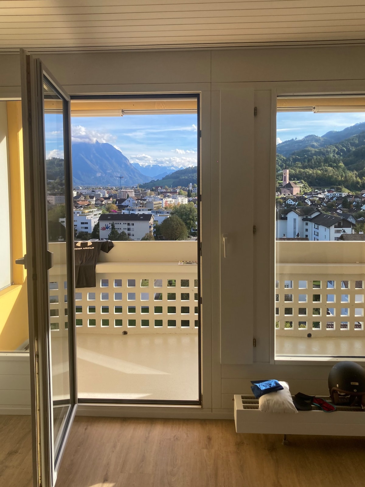 Sunny apartment with Mountain View