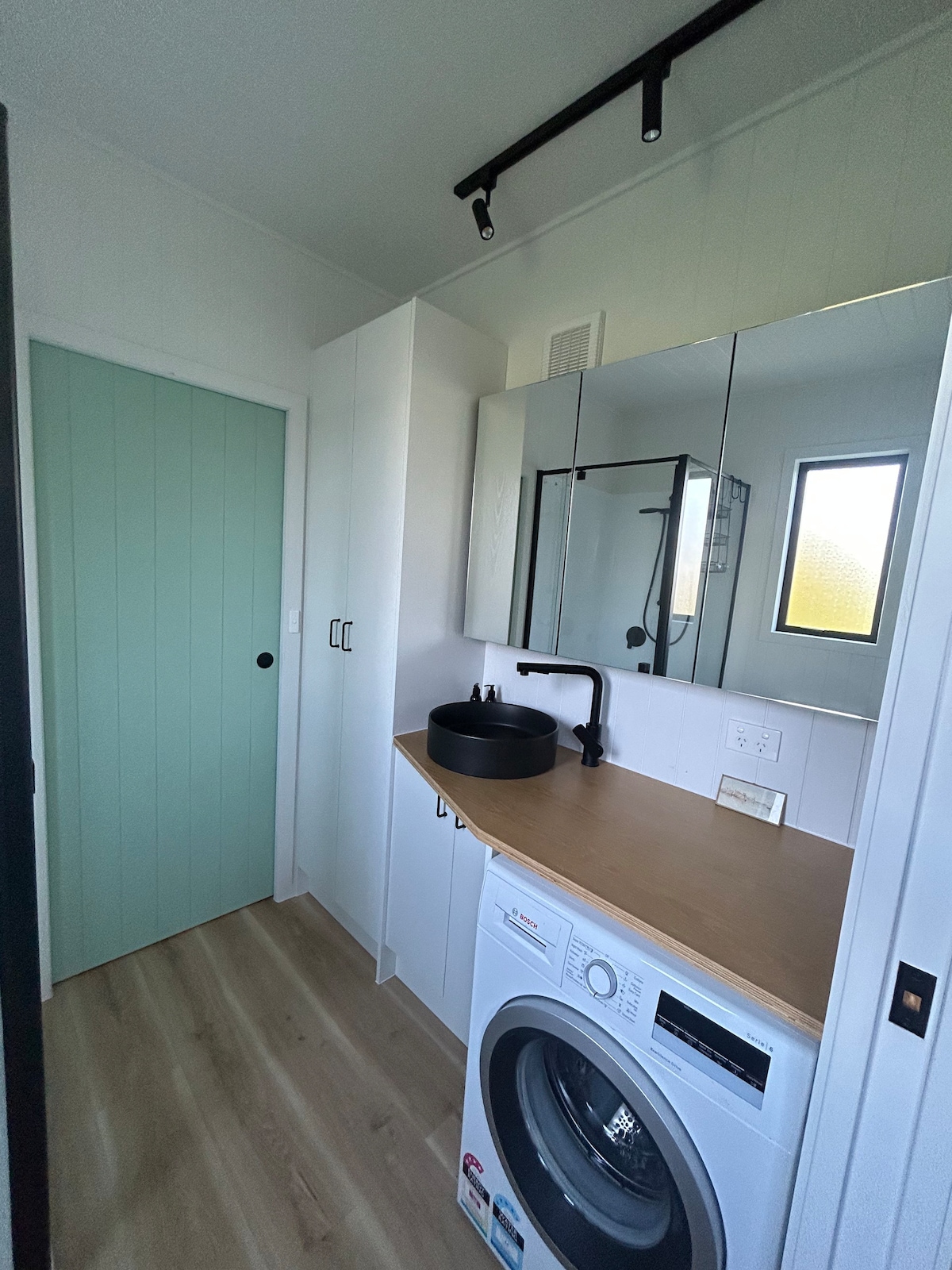 Tui Tiny House farmstay - kids and dogs welcome