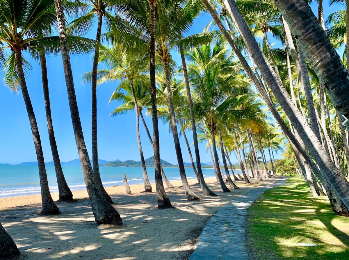 Stylish Palm Cove Apartment