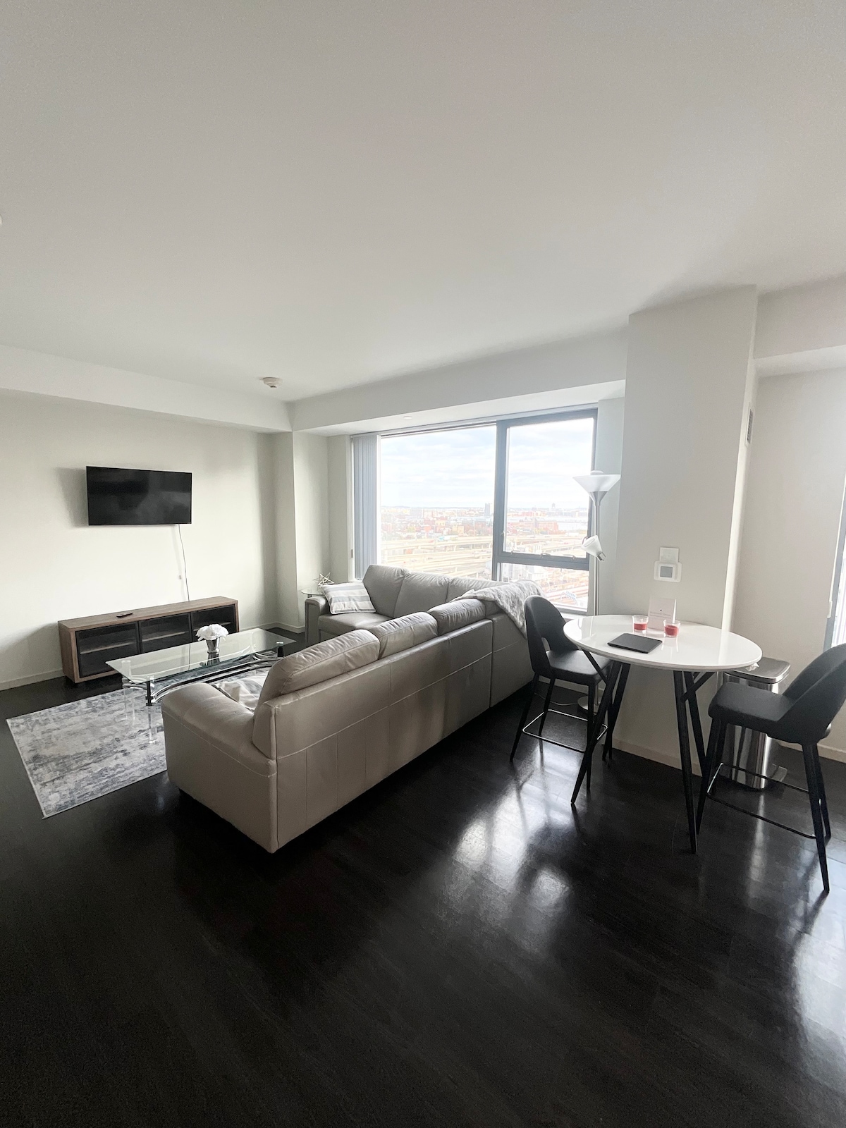 LUX 1BR with City Views