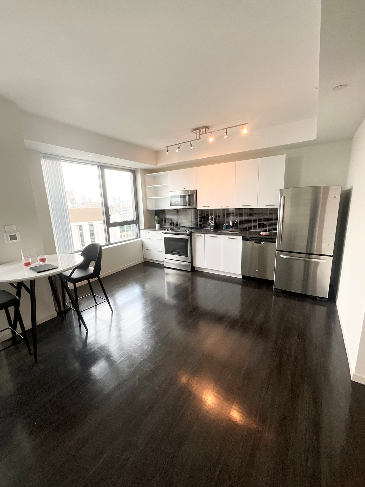 LUX 1BR with City Views