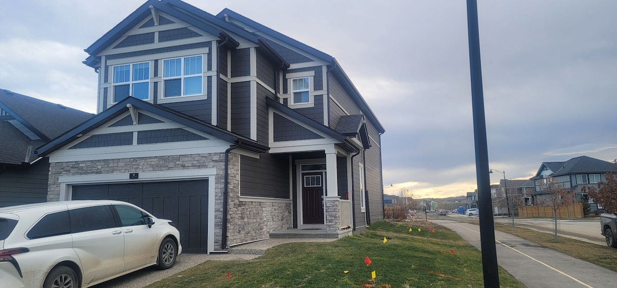 A Cozy home away from home at South East Calgary