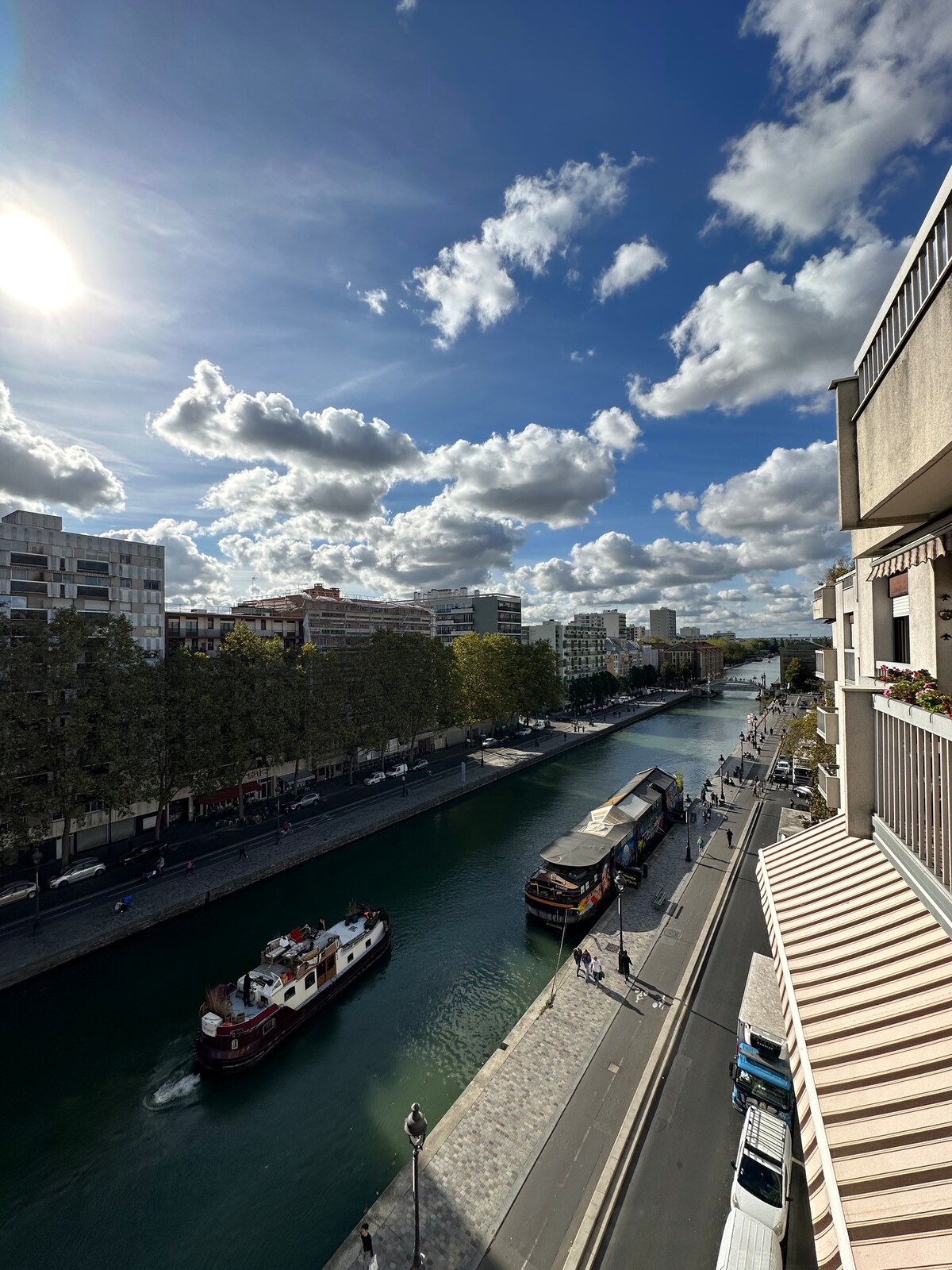 Vue magique canal saint Martin parking terrasse