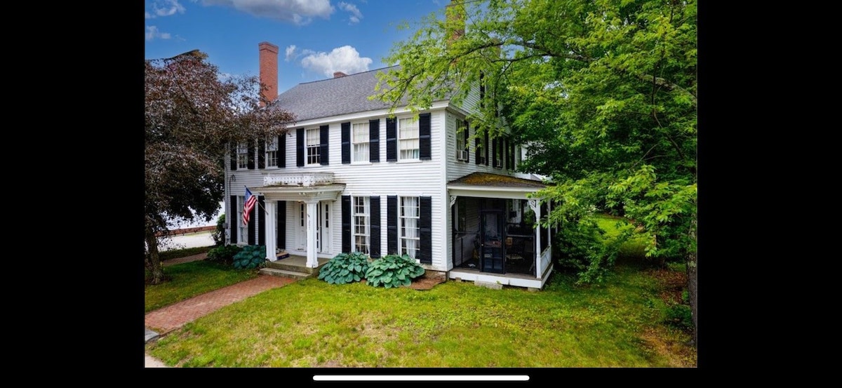 The 1828 Carriage House. 5 King & 4 Twin beds.