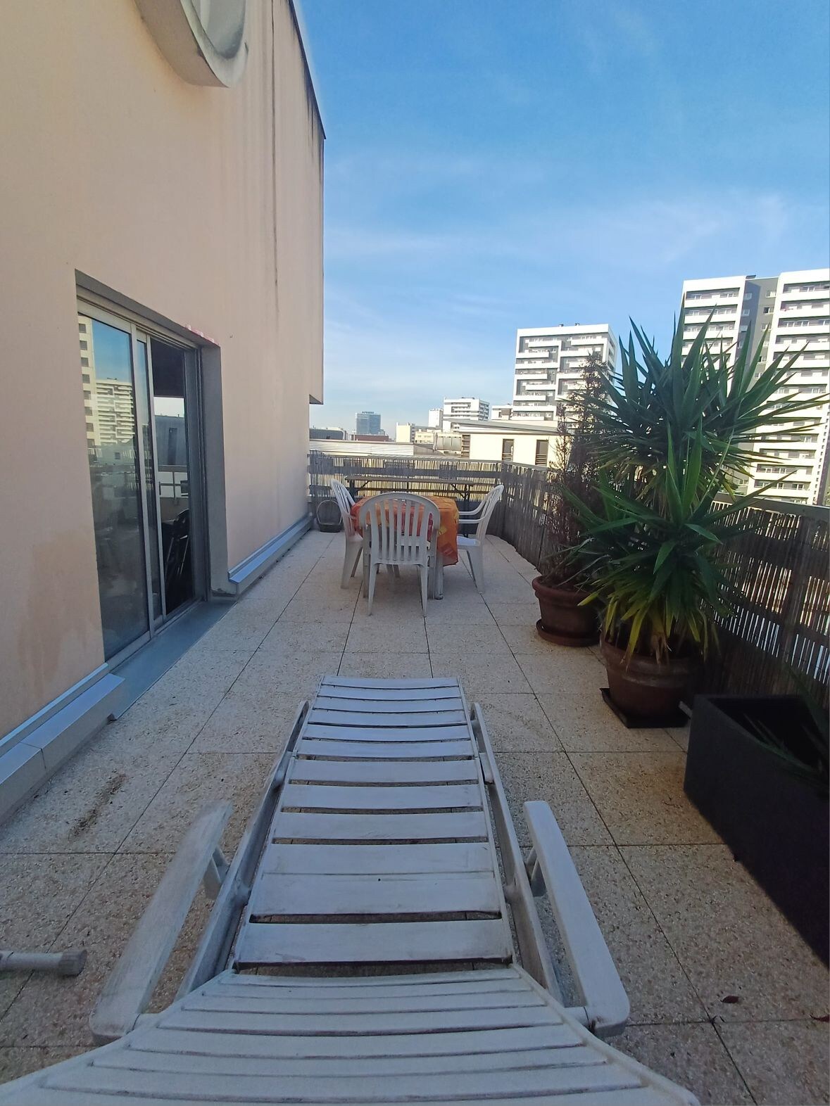 Terrasse avec vue sur le Sacré Cœur et Tour Eiffel