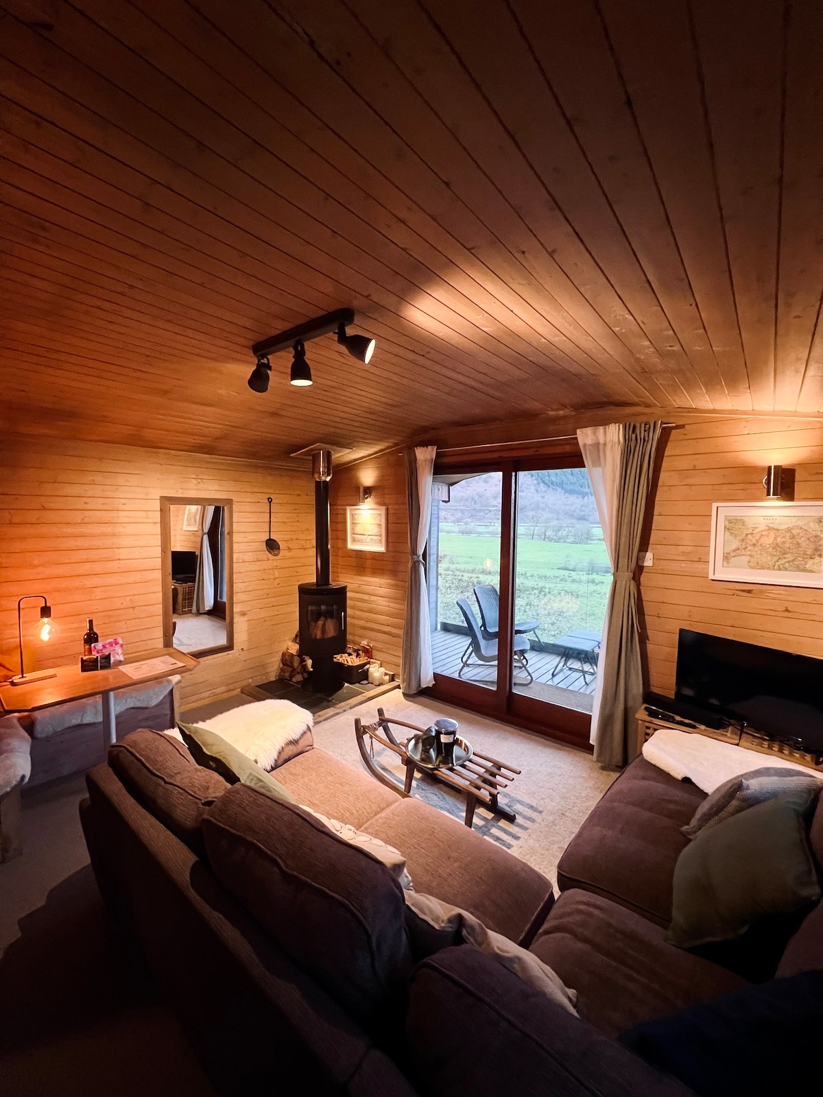 Cosy Cabin with Mountain Views in Snowdonia, Wales