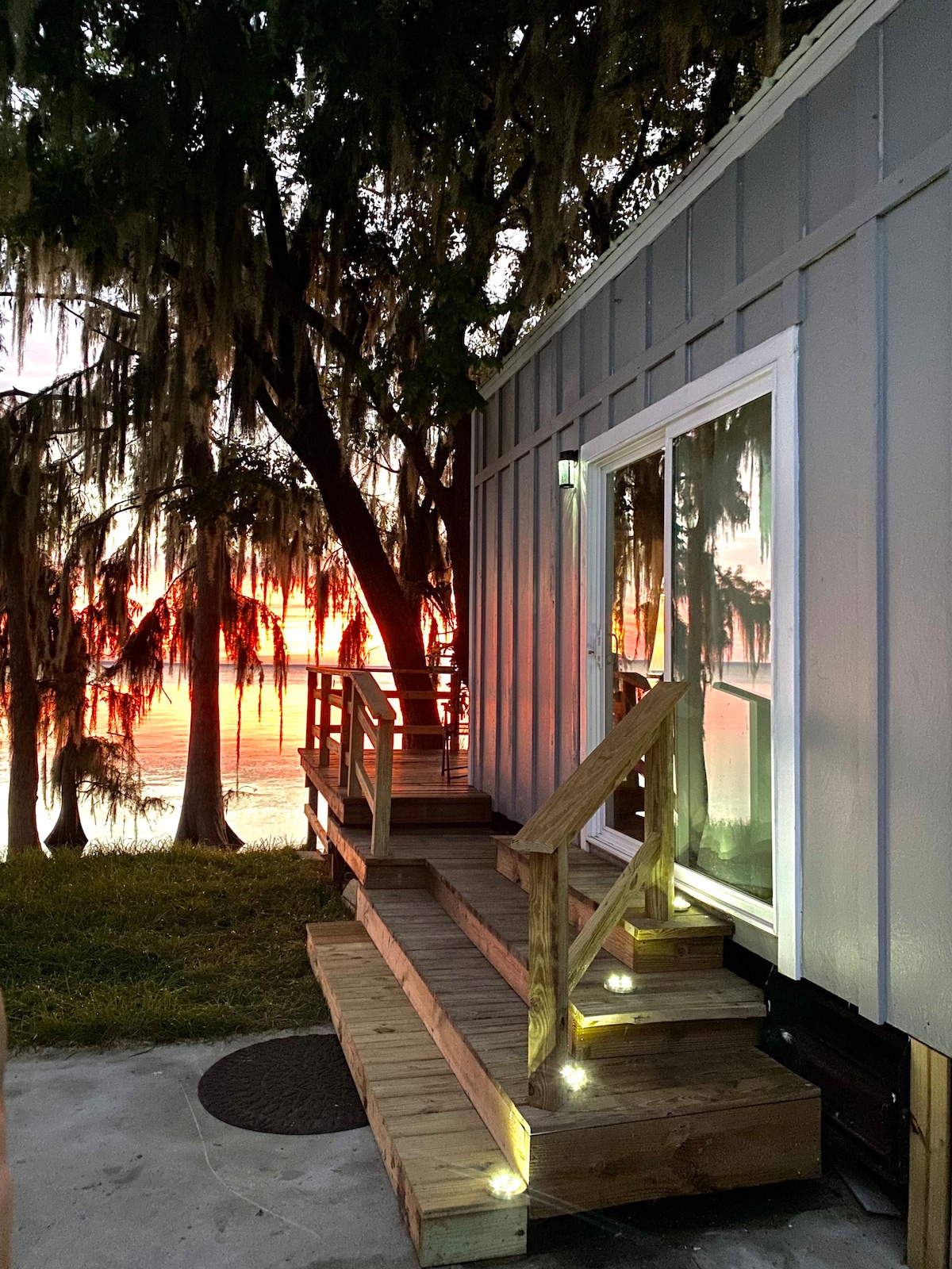 Waterfront Tinyhouse + Marina, Sunsets + Springs!