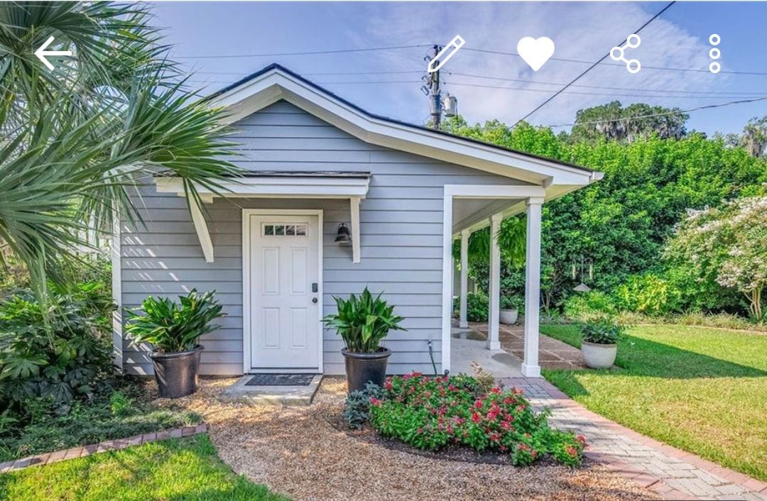 Cozy Savannah carriage house