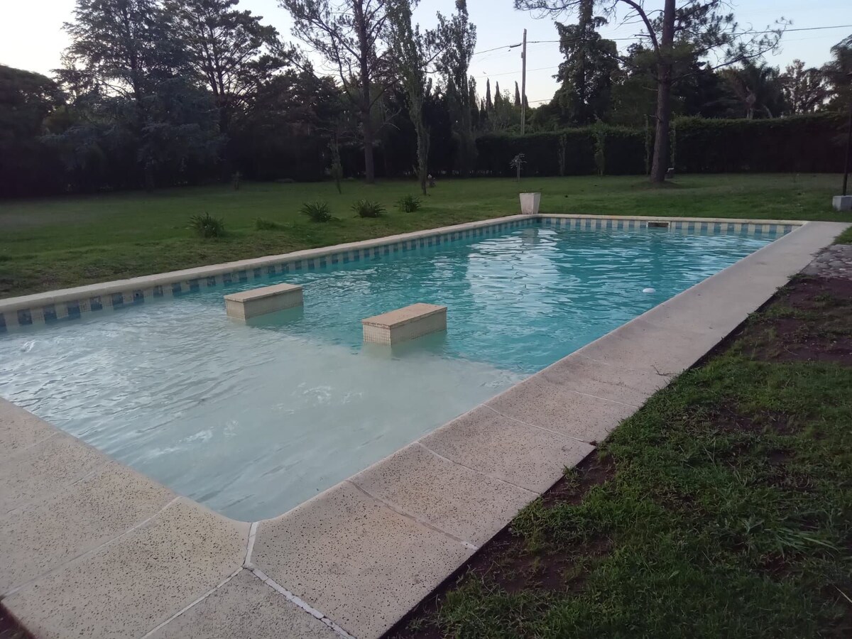 Quinta配有泳池。