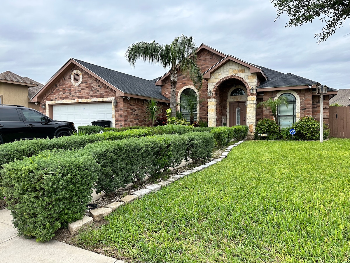 Heart of McAllen: Private Pool, bbq pit, bathtub