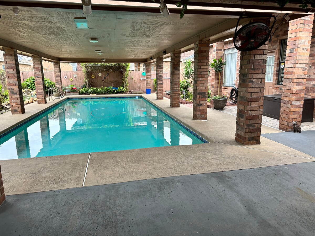 Heart of McAllen: Private Pool, bbq pit, bathtub