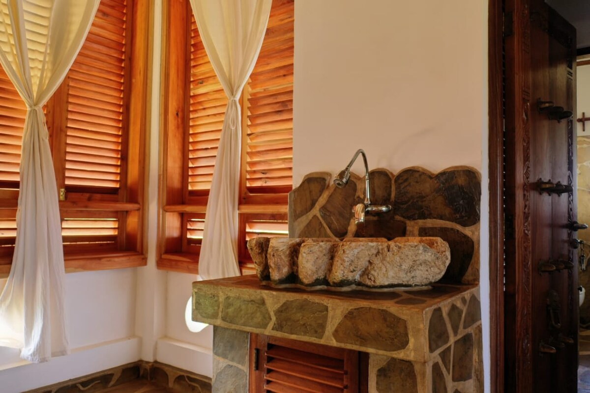 Simba ；舒适的别墅带露台的舒适房间。马林迪
