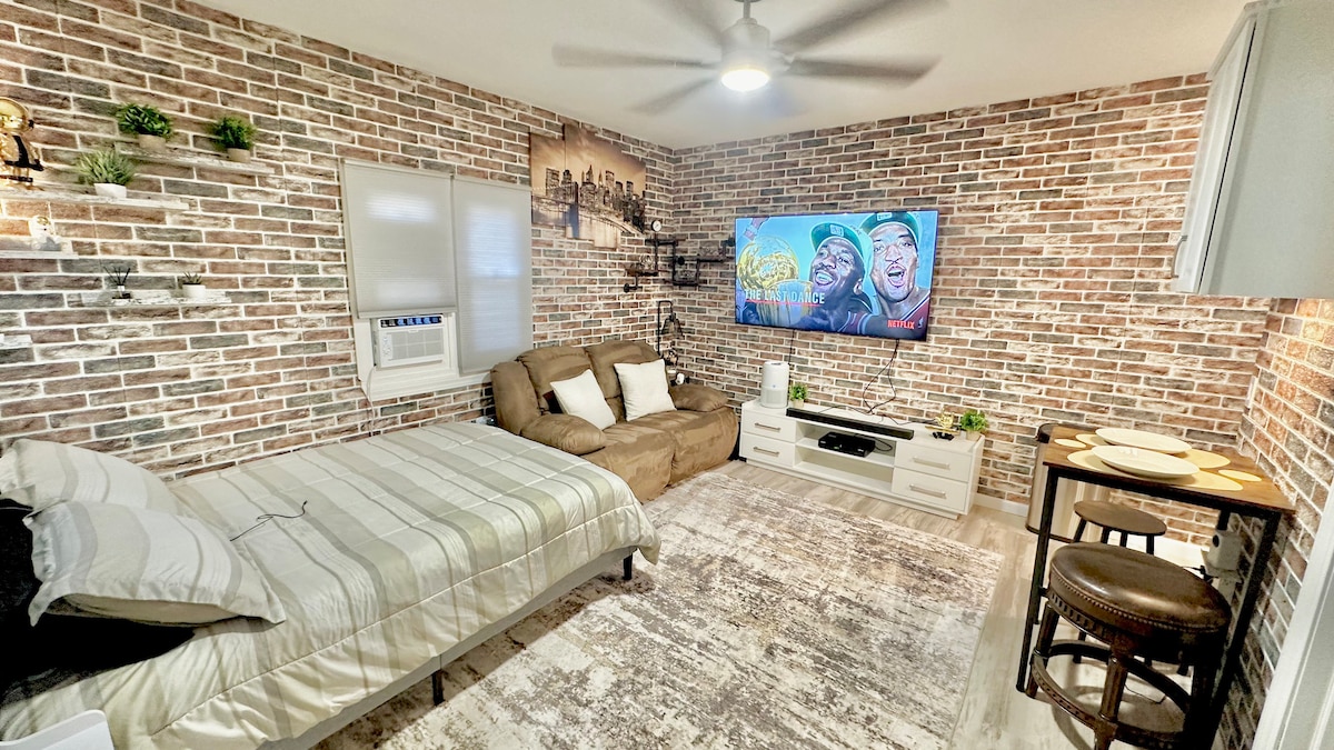 Awesome Apartment W/ 80” Smart TV & Surround Sound